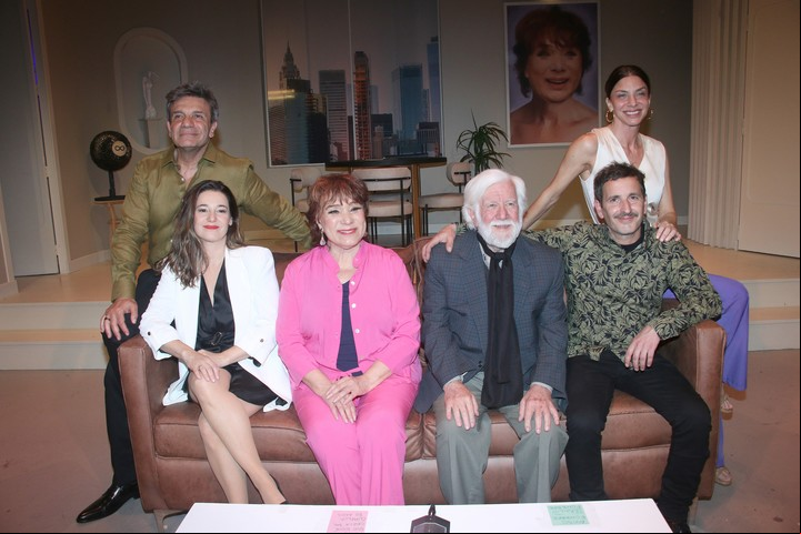 Romina Gaetani y el elenco completo de la obra Mamá. Foto: Soy Prensa.