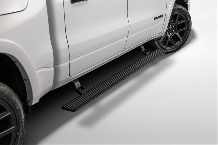 La nueva Ram 1500 incluye estribos plegables.