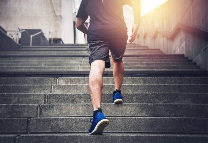 El estudio afirma que es mejor subir escaleras que caminar. Foto: iStock.