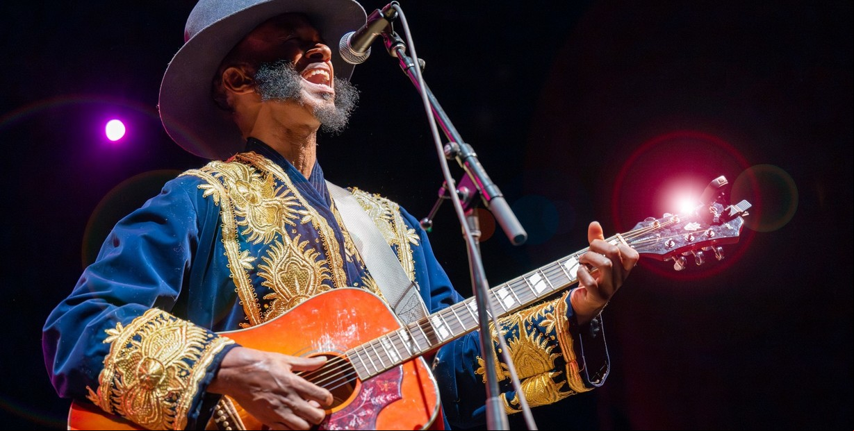 Fantastic Negrito, el blo moderno que surgió de un barrio bravo, con tráfico de drogas y asesinatos en la calle