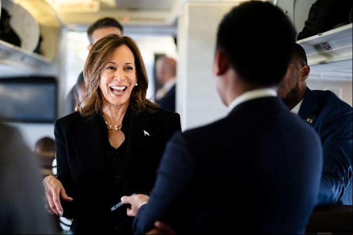 La vicepresidenta Kamala Harris habla con los periodistas a bordo del Air Force Two en la Base Conjunta Andrews en Maryland (Reuters)
