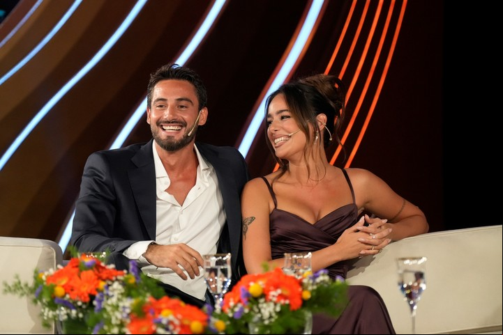 La emoción de los streamers: Nico Occhiato y Flor Jazmín Peña en lo de Susana Giménez. Foto: Prensa Telefe.