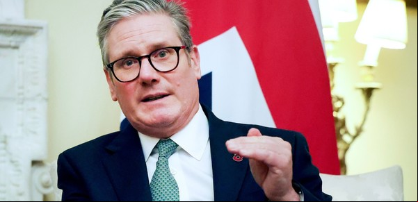 Gran Bretaña: el premier Keir Starmer asegura que las empresas de Inteligencia Artificial deben pagarles a los medios por usar sus contenidos