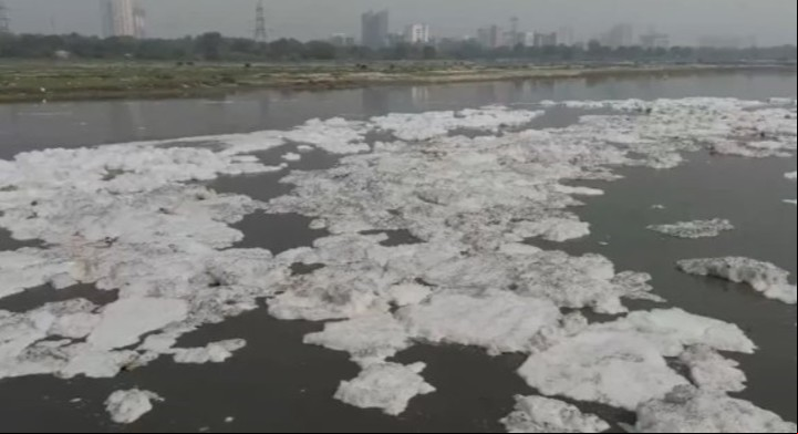 El Yamuna fluye cubierto por una espesa capa de espuma tóxica (Captura de video).