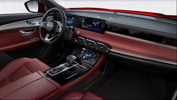 El interior del Jetour X70 Plus se distingue de su antecesor por gran pieza horizontal que alberga a las pantalles del tablero y sistema multimedia. Además posee un tercer display para el climatizador.