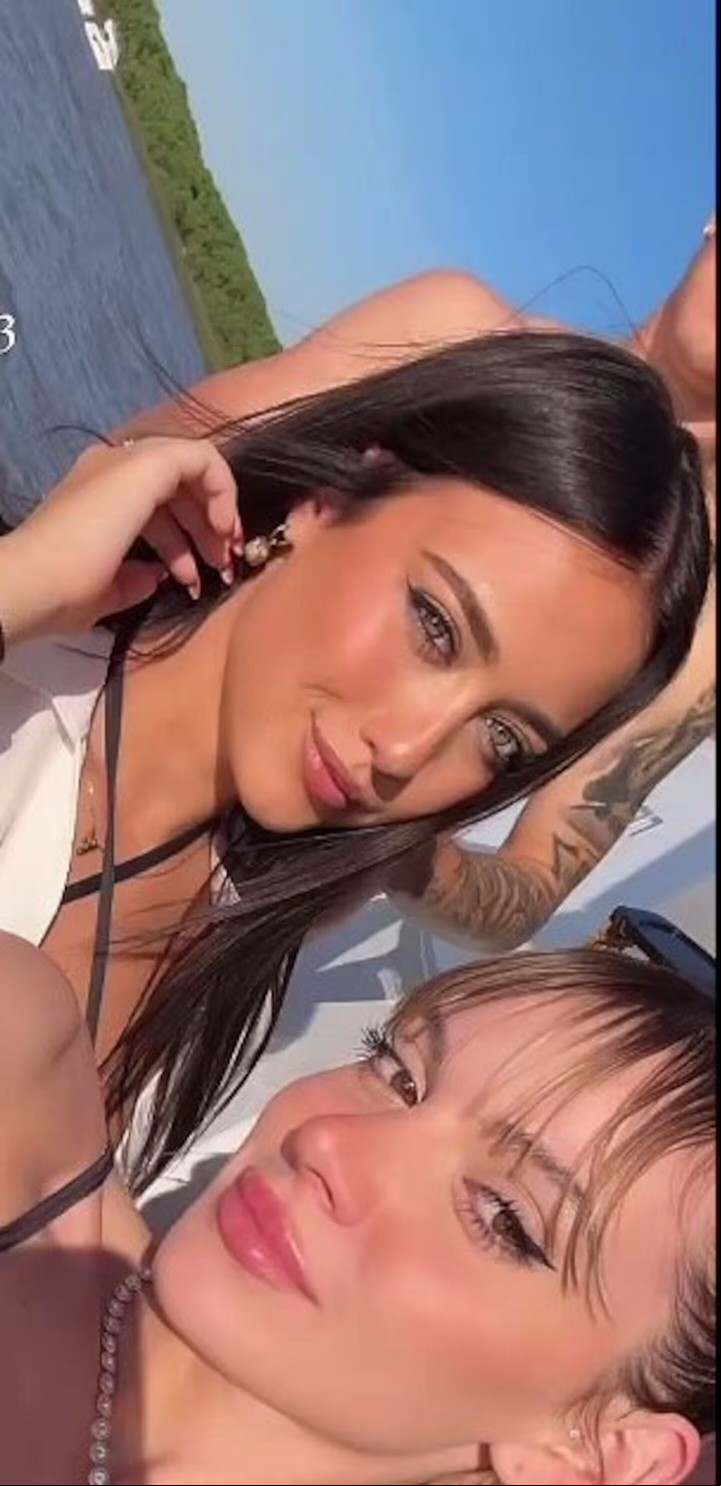 Flor Regidor y Sasha Ferro en la fiesta del yate con jugadores de Indepenidente.