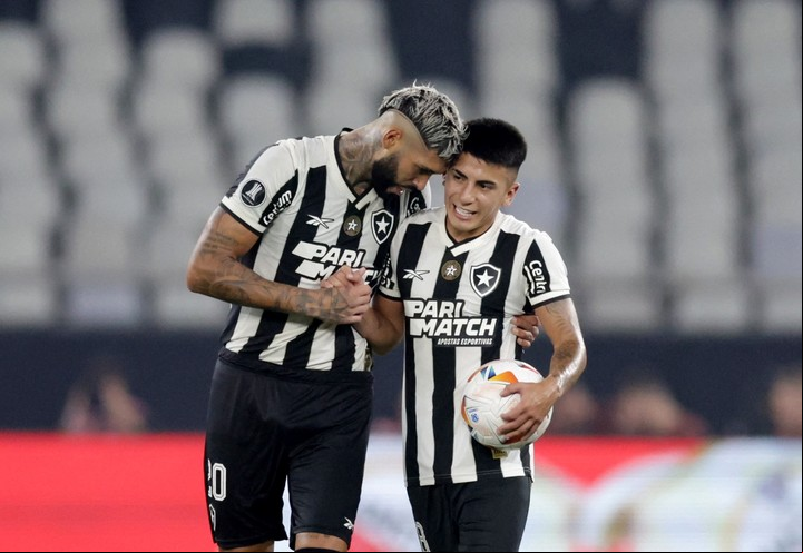 Alexander Barboza y Thiago Almada, los argentinos de un Botafogo histórico. Foto: REUTERS / Ricardo Moraes.