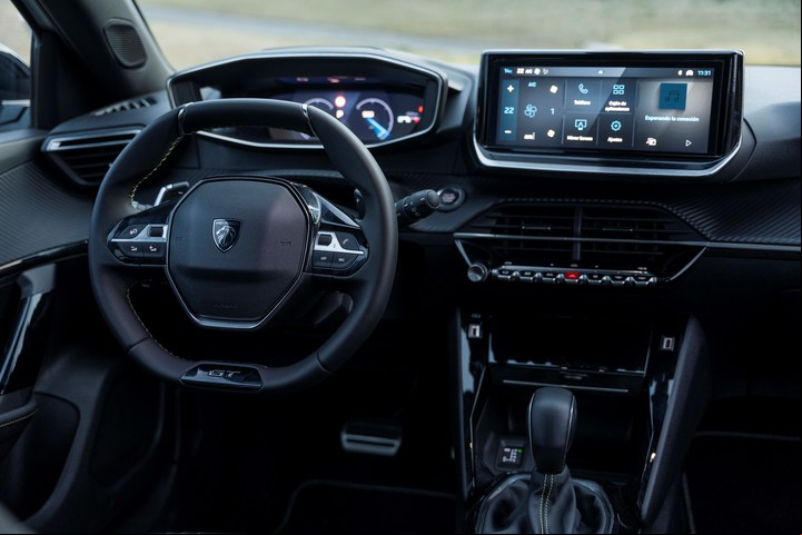 El interior mejora el estilo i-Cockpit (volante chico hexagonal e instrumental ubicado por encima) presente desde la generación anterior.