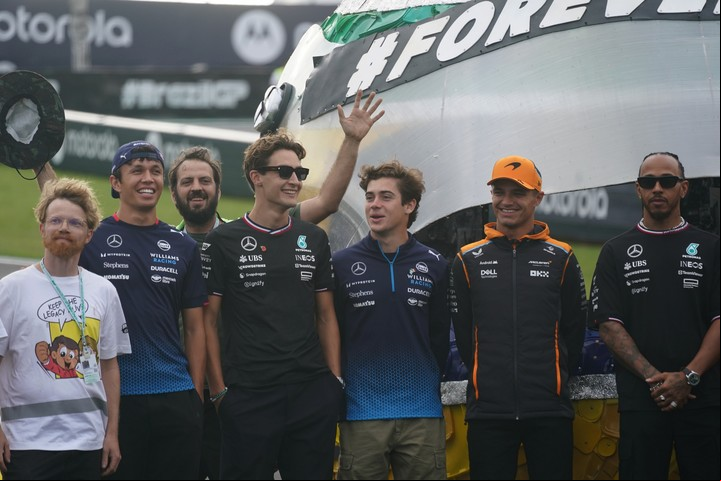Franco Colapinto junto a otros pilotos durante el homenaje Ayrton Senna
Foto Juano Tesone / Enviado especial