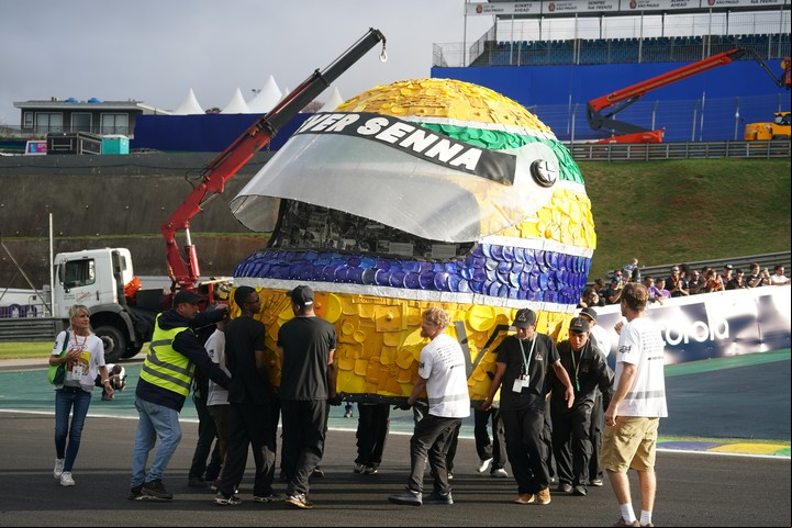 Franco Colapinto junto a otros pilotos durante el homenaje Ayrton Senna
Foto Juano Tesone / Enviado especial