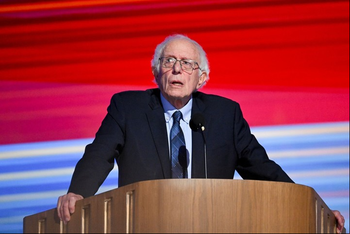 El senador Bernie Sanders, independiente de Vermont, habla durante la Convención Nacional Demócrata (DNC) en el United Center de Chicago, Illinois, EE.UU., el martes 20 de agosto de 2024.
Foto: Victor J. Blue/Bloomberg