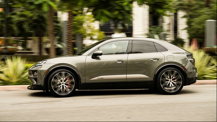 Las "señas" Porsche aparecen al conducir este Macan aunque sea eléctrico.