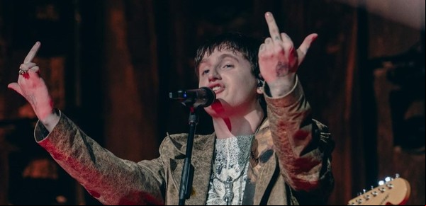 Un tuitero libertario insultó a Dillom por redes y el cantante lo encaró en persona en un avión: "Te arranco la cabeza"