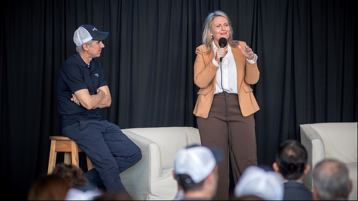 Ivana Cavigliasso, directora de Prodeman. Alejandro Girardi, director de Asuntos Corporativos y Sustentabilidad para Bayer Crop Science en América Latina, escucha atentamente.