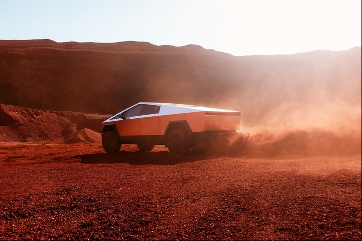 La Tesla Cybertruck tiene suspensión neumática y grandes ruedas off-road.