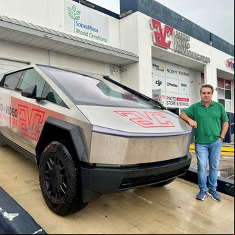 Compró una Tesla Cybertruck y lo primero que hizo fue esconderla un mes: "Me recordó a una heladera"