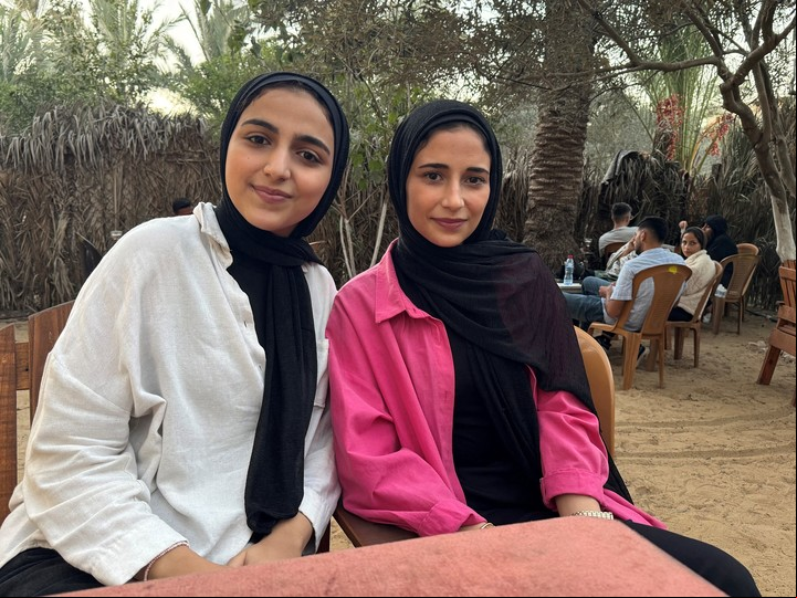 Las hermanas Shahd Jweifel, de 17 años, izquierda, y Ayah Jweifel, de 19, en un café de Deir Al Balah. "Sólo tengo un objetivo: olvidar que existen cosas como la guerra, los bombardeos y las matanzas", dijo Ayah Jweifel. Foto Bilal Shbair para The New York Times