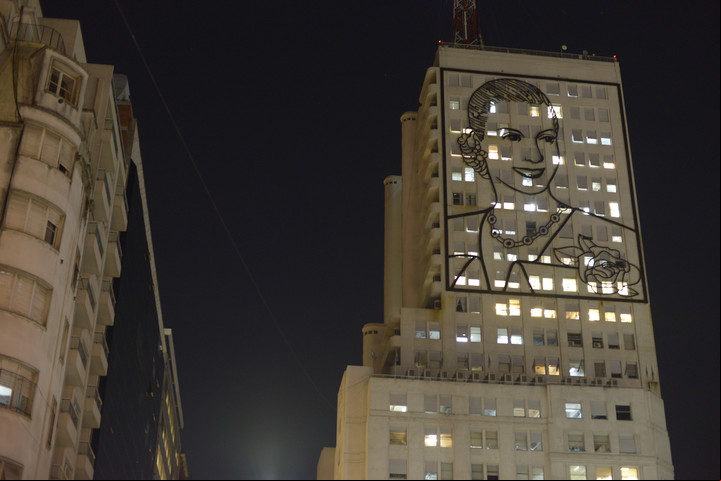 La cara sur de la escultura de Eva Perón en el edificio del ex Ministerio de Obras Públicas.