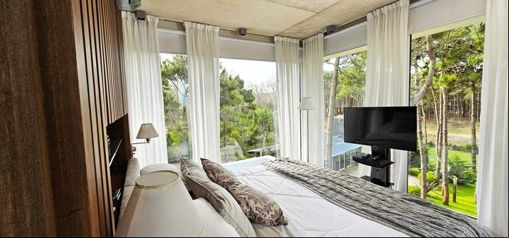 Dormitorio principal en el piso superior, con vistas al bosque y al mar.
Foto: Gentileza Christian Gutiérrez.