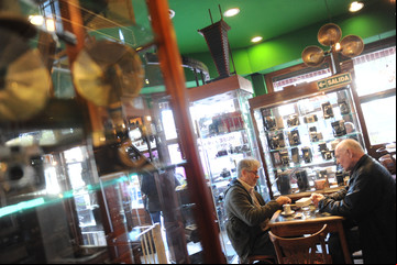 Este emblemático bar de Chacarita esconde un impresionante museo de cámaras y fotografías antiguas