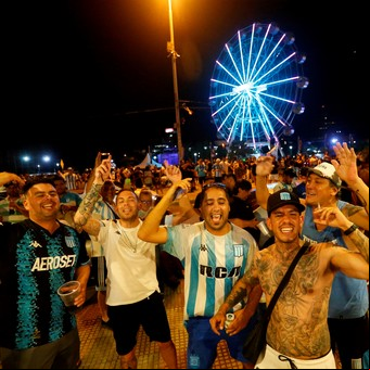 Avellaneda se mudó a Asunción: la locura de los hinchas de Racing en el Fan Fest, mientras se espera que lleguen miles más durante la madrugada