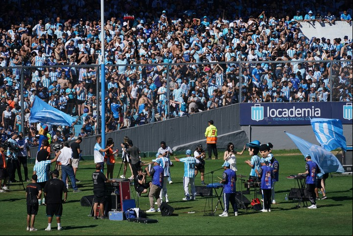 Fiesta en el Cilindro para ver la final de la SUdamericana. Foto Juano Tesone