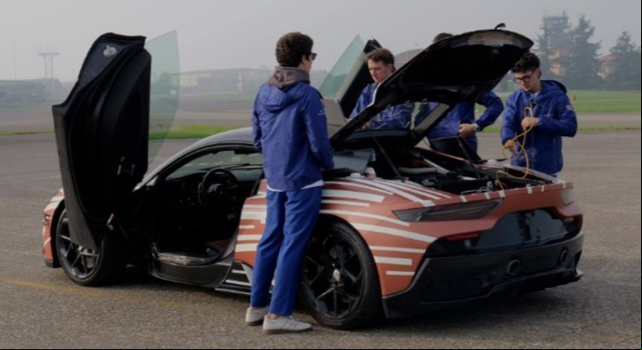 Fue conducido por un AI-driver, es decir, un robot dotado de inteligencia artificial capaz de conducir el coche (Politécnico di Milano).