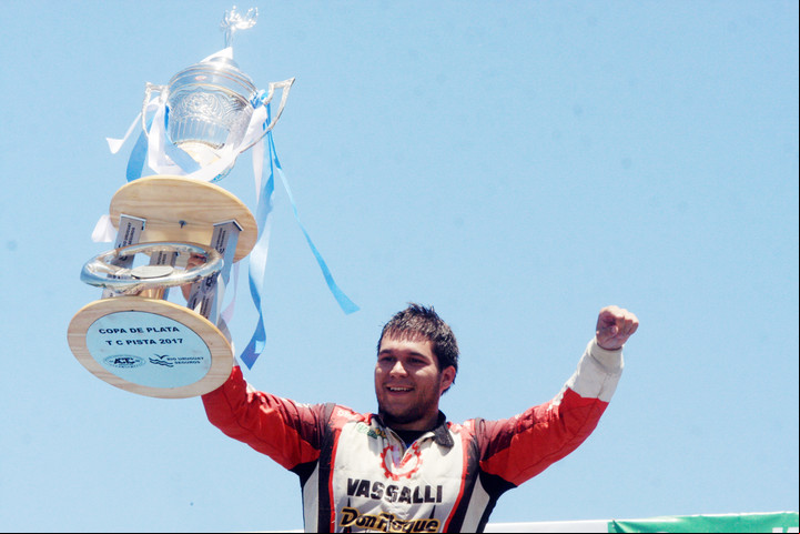Valentín Aguirre con la Copa de Plata del TC Pista. Foto Archivo Clarín