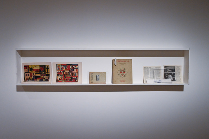Montaje de la muestra del artista Joaquín Torres García en Bellas Artes. Foto: Mariana Nedelcu.