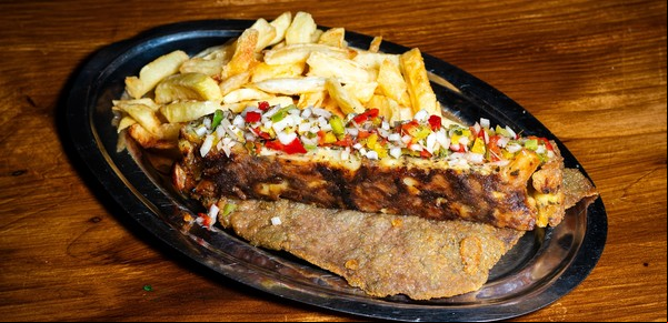 En San Telmo, catorce variantes suculentas de milanesas: de bondiola, de peceto, con tortilla de papa y más para comer al paso
