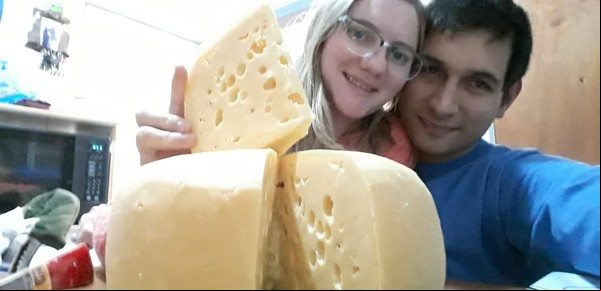 Es tercera generación de tamberos y compite en primera con sus quesos y dulces de leche