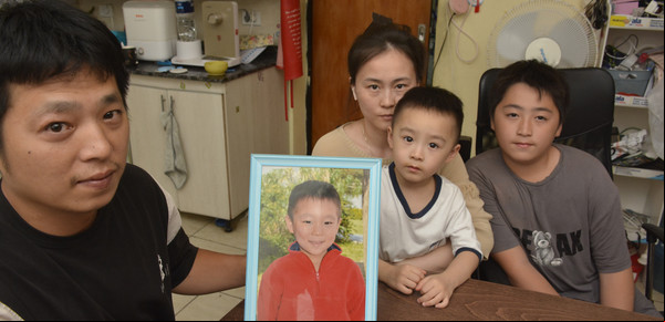Su hijo de 5 murió ahogado en la pileta de la colonia, ellos no hablan español pero buscan justicia: la paciente lucha de la familia Lin 