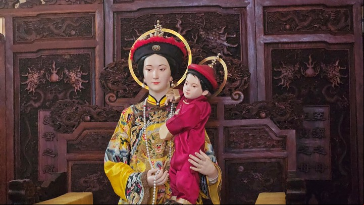 Así luce la Virgen con rasgos faciales chinos. En ese país la llaman "Madre Santa". Foto: Clarín