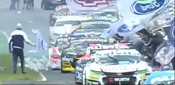 Escándalo en el Turismo Carretera: los pilotos quedaron en llamas por el "Papelitos Gate" que manchó la final de la Copa de Oro en La Plata