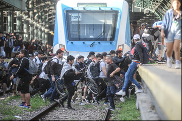 Pasajeros en las vías por una medida de fuerza 
que provoca demoras y cancelaciones en los trenes del AMBA y se extiende hasta el martes al mediodía
