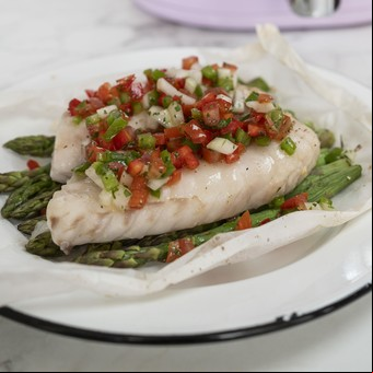Papillote de pescado con salsa criolla y espárragos