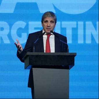 Luis Caputo, contra los gobernadores que reclaman bajar retenciones: "No necesitamos que nos recuerden que vinimos a sacar impuestos"