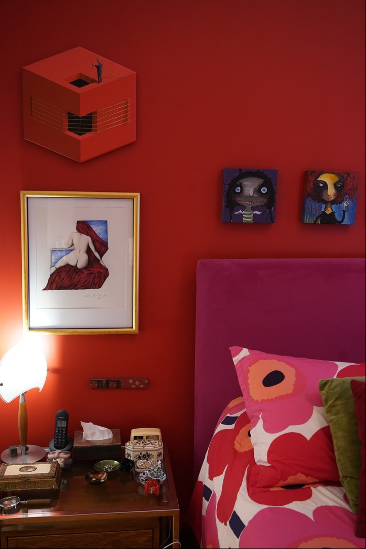 Para su dormitorio eligió una pintura color “Rojo Amor”.
Foto: Ariel Grinberg.