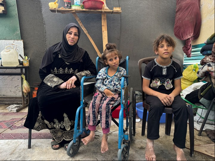 Lara, de nueve años, y su madre, Manal Abu Odeh. Un traumatólogo dijo que creía que una operación de columna podría permitir a Lara caminar. Foto Bilal Shbair para The New York Times