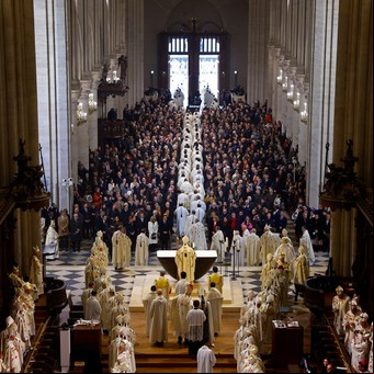 Así fue la primera misa en la Catedral de Notre-Dame, a cinco años del incendio: "La pena ha desaparecido" 