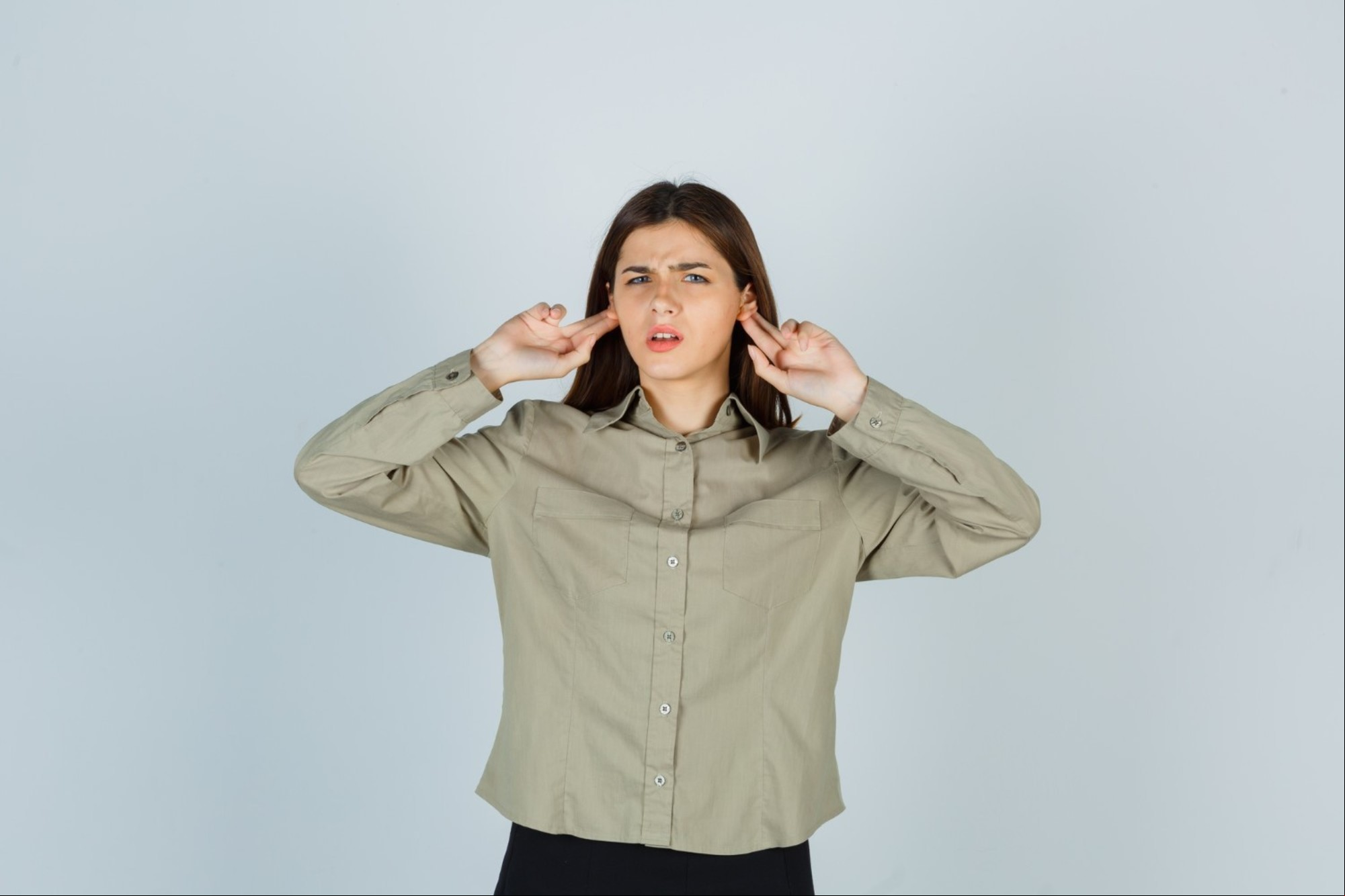 Algunos plantean que tocarse la oreja al hablar puede ser una forma inconsciente de tratar de bloquear lo que se dice o lo que se escucha. Foto: Freepik.