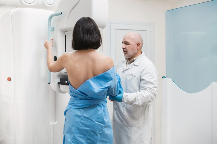 La mamografía permite detectar el cáncer de mama. Foto Shutterstock.
