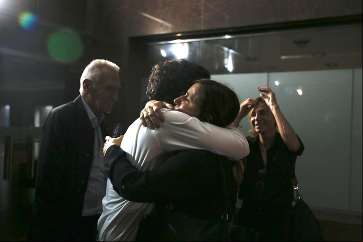 Diego del Rio se abraza con un familiar luego de que su hermano Martín fuera condenado a cadena perpetua por el doble parricidio Vicente López. Foto: Francisco Loureiro.