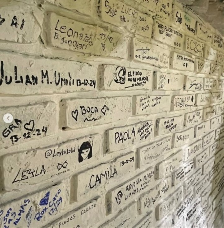 Los seguidores de la banda pueden dejar sus mensajes y dedicatorias en una de las paredes.