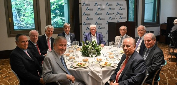 Luis Caputo hizo un fuerte llamado a los empresarios para que inviertan en el país