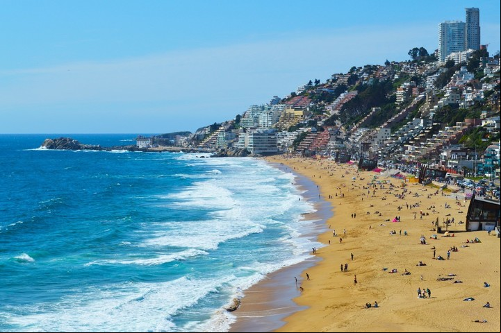A 8 km de Viña, Reñaca es una playa muy elegida por los argentinos. Foto Archivo