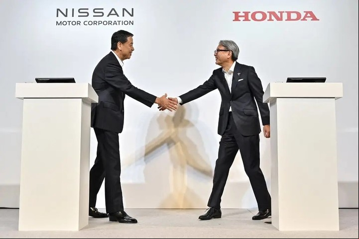 Makoto Uchida (izquierda), Presidente de Nissan, y Toshihiro Mibe, máximo ejecutivo de Honda, en una rueda de prensa celebrada en Tokio en agosto. Foto Richard A. Brooks/Agence -Presse