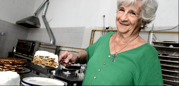 Hace 60 años creó la torta Rogel y ahora reabre su negocio: la historia del postre con dulce de leche que amamos los argentinos