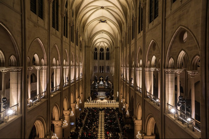 El arzobispo de París, Laurent Ulrich, preside la misa de Navidad en Notre Dame. Foto: EFE