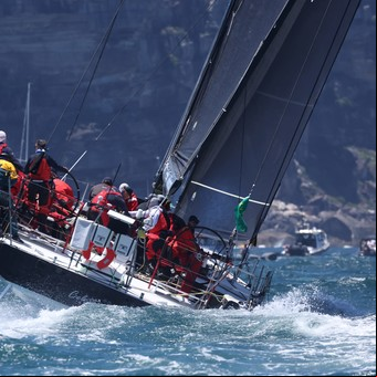 Trágico comienzo de una histórica regata en Australia: dos tripulantes murieron y otro debió ser rescatado del mar en medio de una fuerte tormenta